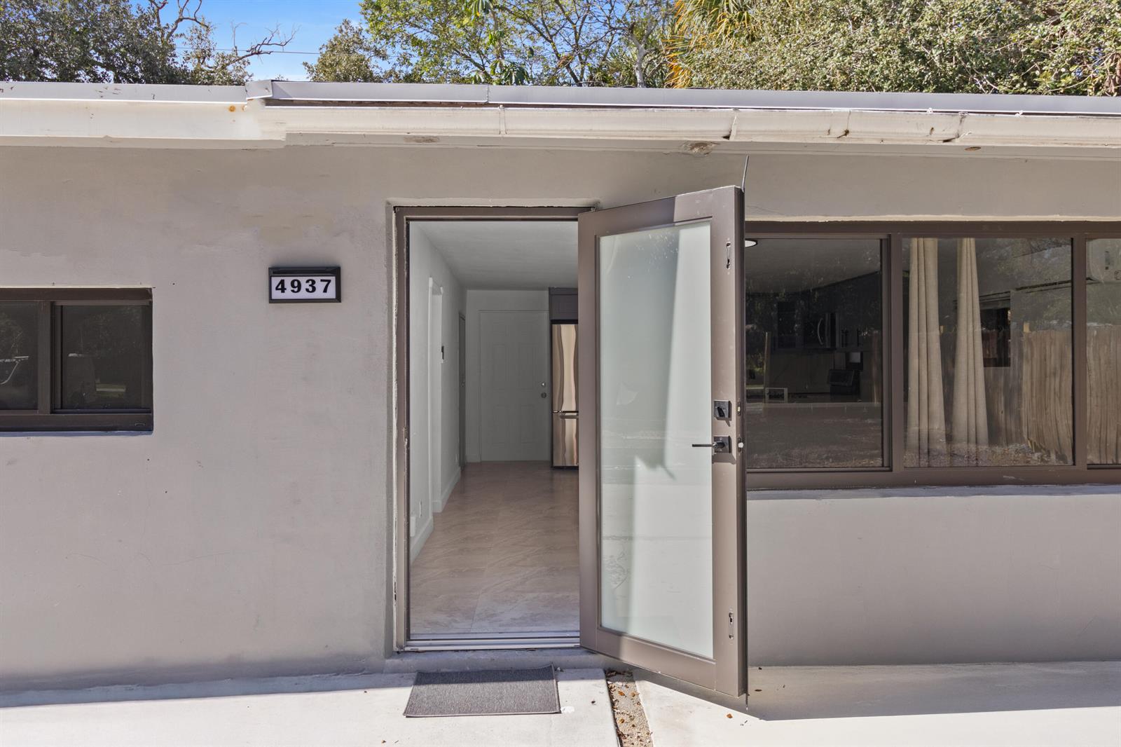 Single Family in Dania 2/2. Just Remodeled!